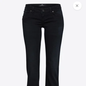 LTB jeans valerie nattblå  - Säljer mina LTB jeans pga för stor i storleken, därav nyskick. Hög efterfrågan ofta slutsålda!🥰 så fin mörkblå färg! Lite långa på mig som är 160