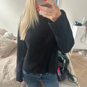 Stickad tröja - Jätte fin stickad tröja från other & stories! Använd Max 2 gånger, så i super bra skick! 🥰storlek xs men passar både xs/s