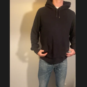 Hoodie - Perfekt för vinter eller höst  Modellen är 180cm 70kg  Mörkblå