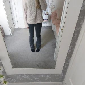 Low waist bootcut jeans petite - Low waist bootcut jeans från gina i petite! Så fina och inga defekter! Skriv för frågor!