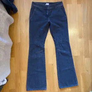 Lowwaist bootcut Calvin klein jeans med coola detaljer. Midjemått: 38 cm innerbenslängd: 82 cm  Skriv gärna vid frågor💕