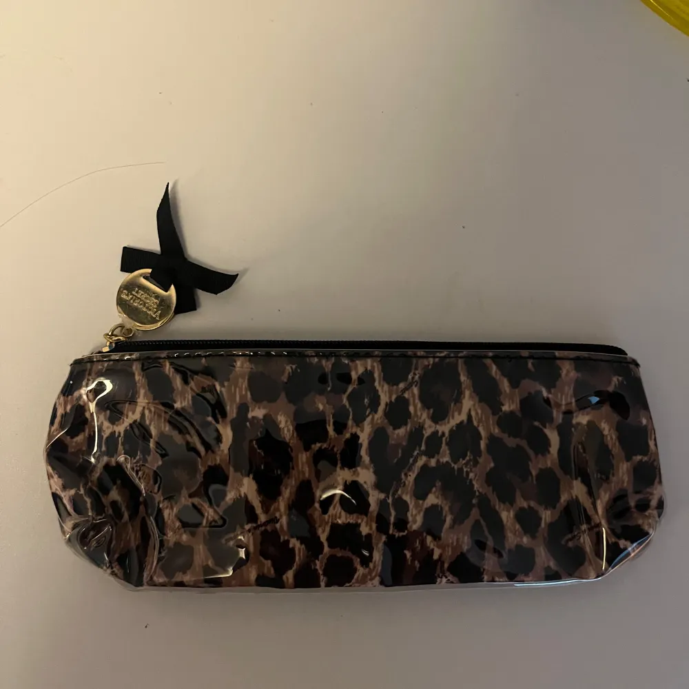 Jag säljer mitt helt oanvända Victoria secret pennskrin i leopard. Perfekt nu när skolan har börjat.  Skriv till mig vid intresse💕 Jag möts gärna någonstans i Stockholm för att lämna det.  . Accessoarer.