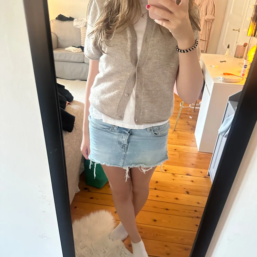 Stickad kofta från hm och har bara använt 2 ggr💕Den är i strl L men passar bra på mig som är s/m. Skriv om ni har frågor!!. Neuletakit & Villapaidat.