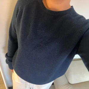 Stickad ulltröja - Jättefin blå stickad ulltröja från J.Crew. Något nopprig längst ner men går lätt att ta bort! Kan mötas upp i Örebro eller skickas mot frakt.