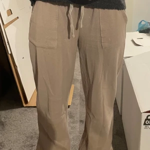 Mjukisbyxor  - Superfint skick då de köptes i fel storlek. Modell stella från lager 157. Nypris 200. Storlek S. Beige färg