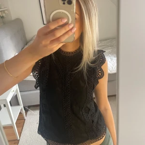 Blus - Svart blus från Reserved i London.