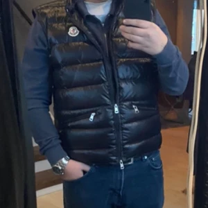 Moncler gui  - Det är en moncler gui väst i skick 9,5/10. Säljer den eftersom att den inte kommer till användning pris går att diskutera i snabb affär