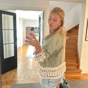 Grön jacka  - Säljer nu min super fina jacka från zara!!💗💗