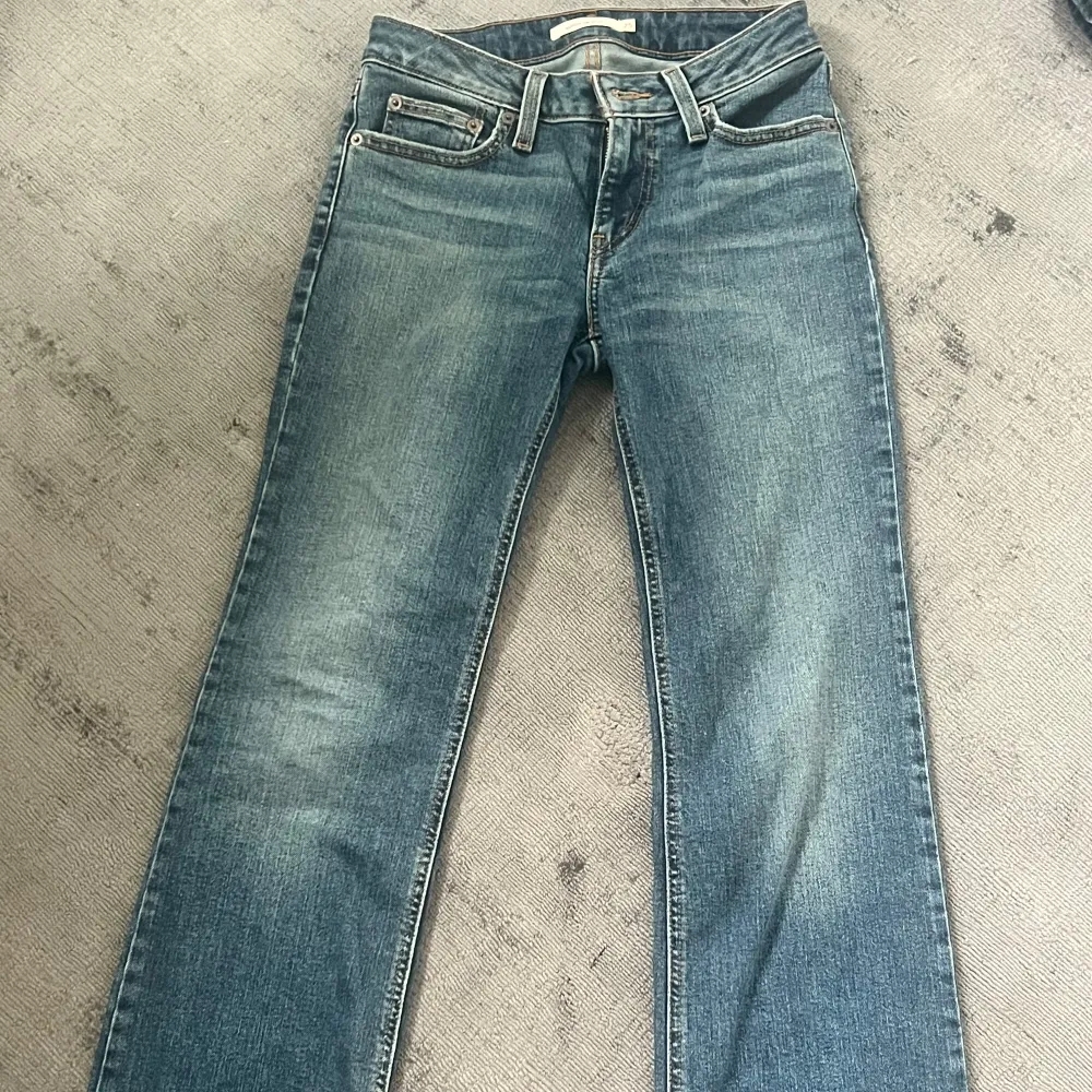 Säljer dessa  Levis jeans i storlek 25/32, längden är 32. De är lågmidjade botcut. Endast använda 1 gång, Marinblå kan skicka bilder på, samma modell som de på sista bilden som jag nyligen sålde. Nypris  900 kr  Mitt pris 450 kr. Jeans & Byxor.