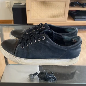 Lanvins  - Jag säljer dom här still rena Lanvinsen i en svart färg med vita detaljer ny pris 500 mitt pris 800