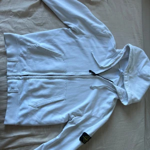 Stone island kofta - Hej! Säljer nu min stone island kofta då jag inte använder den alls har använt den lite inte super mycket den är i väldigt bra skick. Endast seriösa köpare vid snabb affär kan jag gå ner lite i pris.