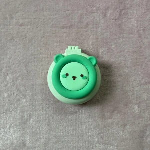 Spegel och kamm - Så söt Björn, som är en kan och en spegel inuti, (OBS! Spegeln är inte trasig det är plats över så att spegeln inte blir repig)😊