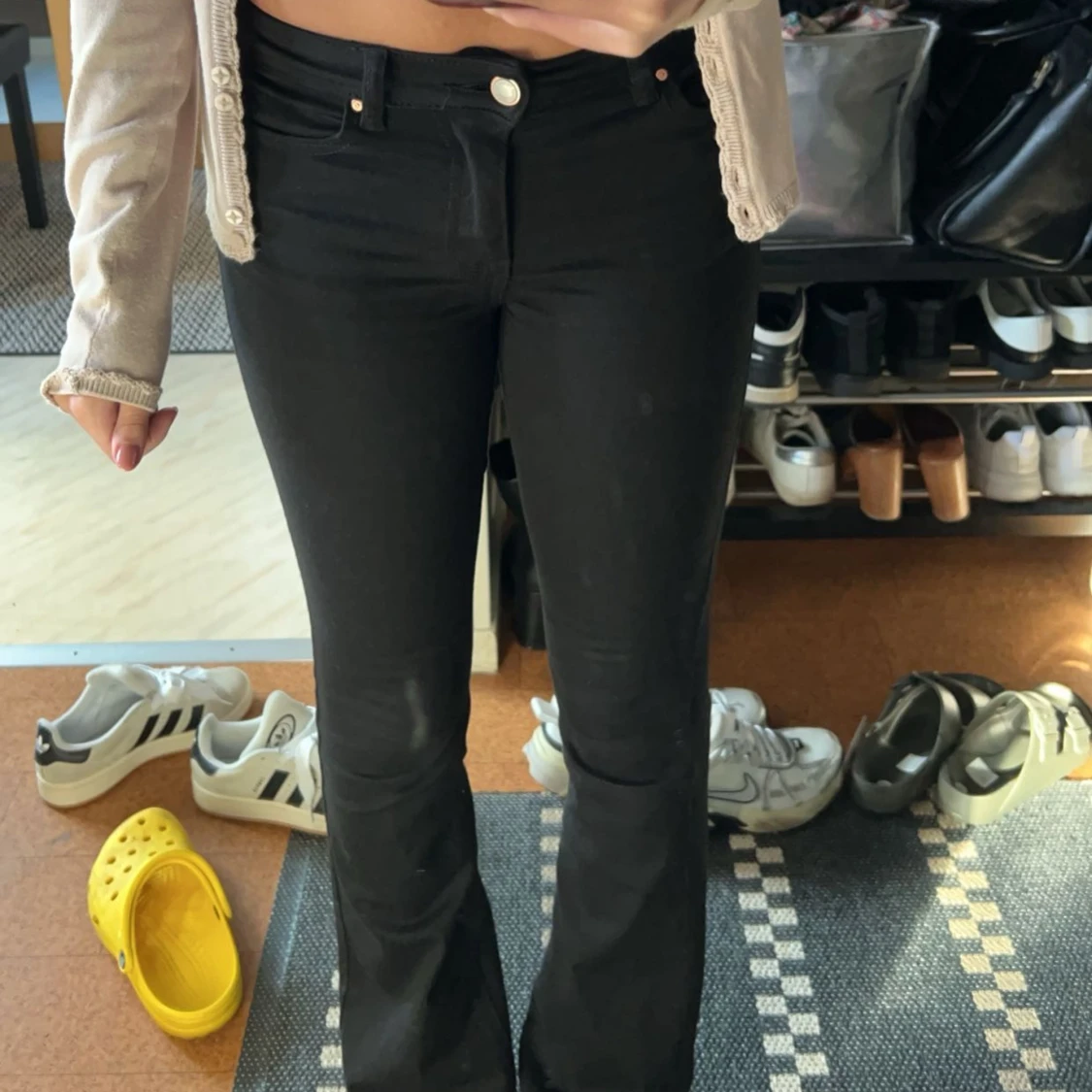 Svarta Utsvängda Jeans - 91