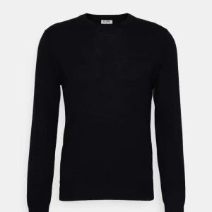 Stickad Filippa k tröja - Köpte dne för 1700 typ❤️ den är i bra skick pris kan diskuteras❤️ den är i ganska figursydd modell, pris kan diskuteras. Den e s men sitter bra på mej som alltid har xs