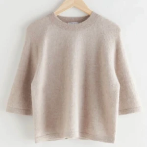 stickad trekvartsärmad beige tröja  - Så så snygg trekvartsärmadad stickad tröja, perfekt till hösten!!!🩷🩷💖 Kan gå ner i pris vid snabbt köp