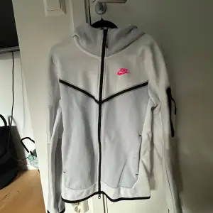 Säljer nu min Nike techfleece då den är för liten, den är i perfekt skick näst intill oanvänd, Den är storlek XS men skulle säga att den passar S 