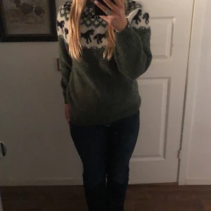 Grön stickad tröja med hästmönster - Säljer en jätte fin grön stikad tröja med mönster på säljer den då den inte längre kommer till användning kommer att säljas väldigt dyrt då den är gjord hema av ekat ull som är dyrt💕pris kan förhandlas vet ej storlek då den e gjord hemma passar S M