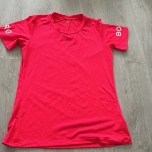 Björn Borg tshirt rosa  - Liten i storlek man kan ha den om man är S/M i storleken, bra skick. Har använt tre gånger.