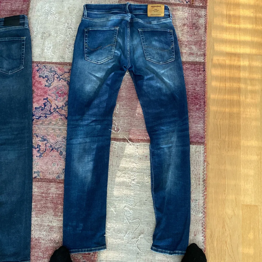 Jack & Jones jeans som är fräscha och oskadda. Mörkare paret (vänster) är storlek 29-34 medans den andra är 30-34. Jag säljer båda paren för 400kr. Jeans & Byxor.