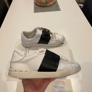 Valentino skor svarta  - Tjena, säljer nu mina svarta Valentinos. Skorna är i bra skick men finns några defekter. Box och papper medkommer. Skriv gärna om ni har några frågor💭🤩