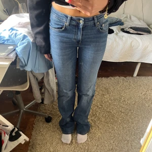 Lågmidjade jeans - Supersnygga lågmidjade jeans med coola fickor från lager 157!😽de är i full length och sitter bea i längden på mig som är 173cm lång. Pris kan diskuteras!💘
