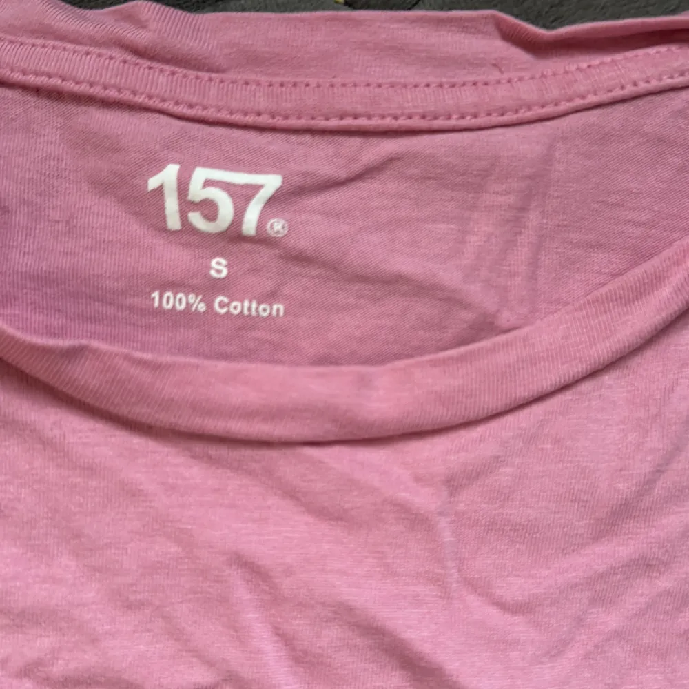 Säljer en rosa t-shirt från märket 157 i storlek S. Den är gjord av 100% bomull vilket gör den superbekväm och perfekt för vardagsbruk. T-shirten har en klassisk passform med korta ärmar. Perfekt lager under en hoodie. . T-shirts.