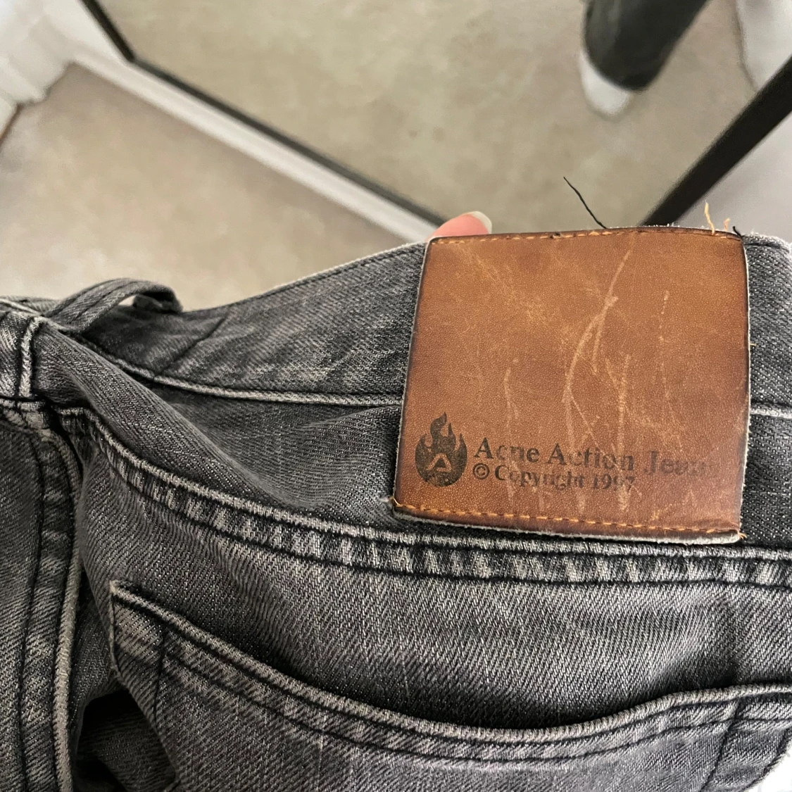 Gråa lågmidjade acne jeans - 91