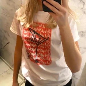 T-shirt  - Säljer denna trendiga tröja som är väldigt sparsamt använd. Skriv för egna bilder för denna bild är från tidigare ägare❤️