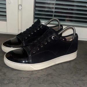 Lanvin - Säljer ett par riktigt schysst lanvins i typ nyskick.Box ingår, skriv ifall ni är intresserade (Tar även byte)(uk7 men jag har 42,5 och 43 och dom passar)