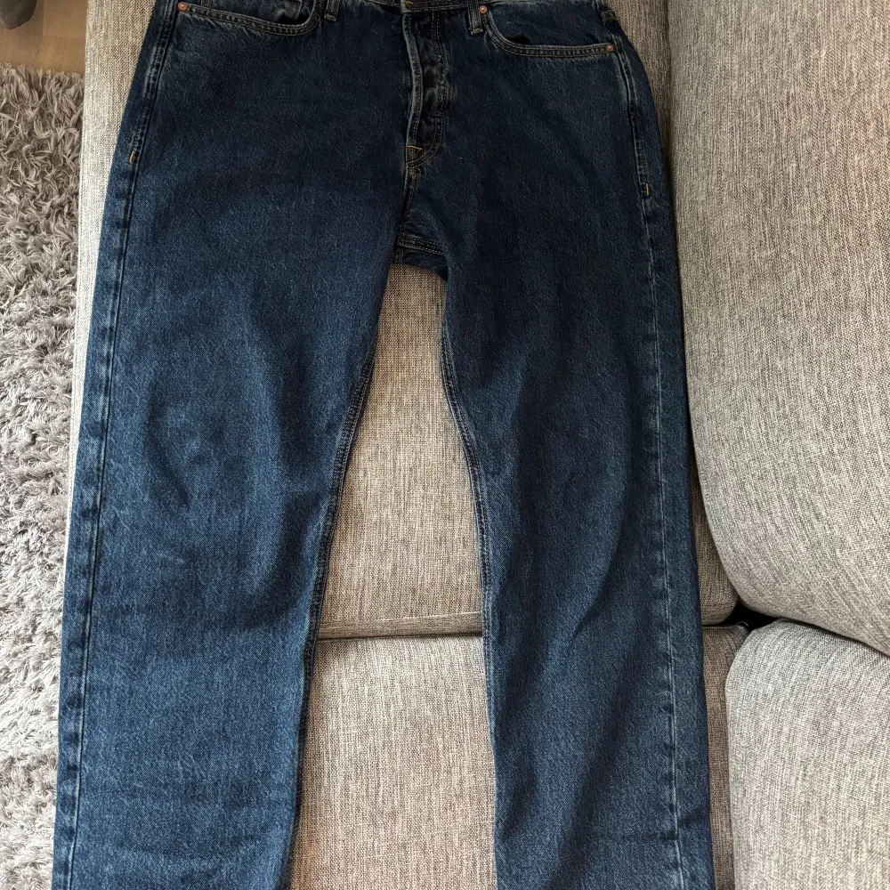 Helt nya som jag köpte och kortade ner lite. dem är i storlek 33/32 men är ungefär 31 i längden. Dem passar bra på den som e mellan 170-174 cm. Modellen är relaxed Chris.. Farkut & Housut.