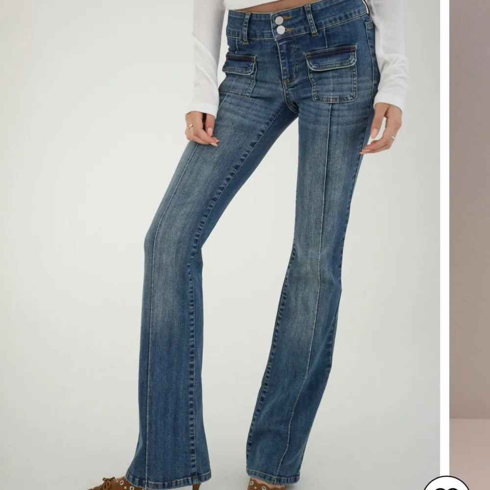 Säljer dessa jättefina Nelly jeans. De är low waist och har jättefina ”detaljer”. Använda 1 gång💞. Jeans & Byxor.