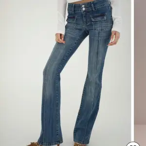 Säljer dessa jättefina Nelly jeans. De är low waist och har jättefina ”detaljer”. Använda 1 gång💞