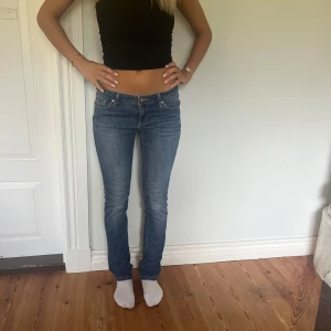 Lågmidjade vintage jeans  - Midjemått( rätt över): 41cm  Inerbenslängd: 80cm  Längd nere vid foten : 16cm  Köp dem via ”KÖP NU” eller Swish  Modellen är 170 cm, inga defekter 💕  