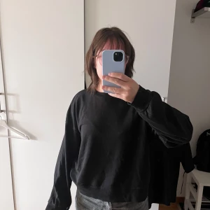 Sweatshirt H&M Svart - Super fin sweatshirt från H&M i lite kortare modell, storlek M. Jag är en S/M för referens. Ganska sliten men forfarande fin 💫💅🏼