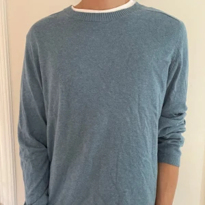 Paul and friends kashmir stickad tröja  - Ljusblå stickad kasmir blend tröja från Paul and friends. Pris kan diskuteras 🙌🏻  