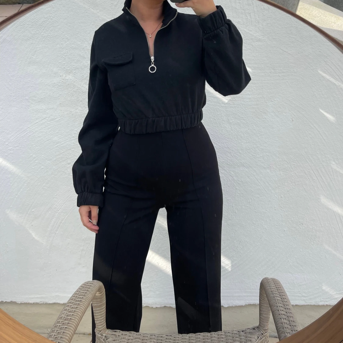 Svart croppad tröja med dragkedja