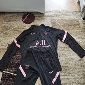PSG Dress/träningskläder - PSG Dress/Träningskläder. Storlek L. Kan dessutom köpas seperat