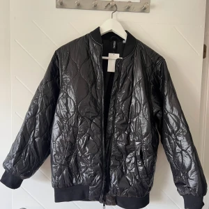 Höst/vår jacka  - Super fin höst och vår jacka från hm. Helt ny med prislapp kvar, säljer då jag har en liknande. Den är storlek xxs men jag skulle säga att den är en xs-s!!