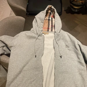Burberry zip Hoodie  - Säljer min burberry, kom inte till nyta, bra kvalitet på zip Hoodien.