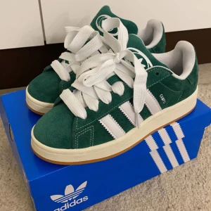 Adidas campus - Säljer dessa fina adidas campus pga de inte kommer till användning, använda en gång. Kommer med 1 par mörkgröna skosnören till. Storlek 38, priset kan diskuteras 