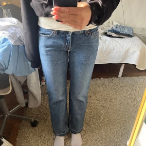 Lågmidjade jeans - Lågmidjade jeans från monki som är straightleg i modellen. De är tyvärr för korta på mig som är 173cm😽 de har längd 30 i benen. Skriv till mig vid frågor! Pris kan diskuteras💖