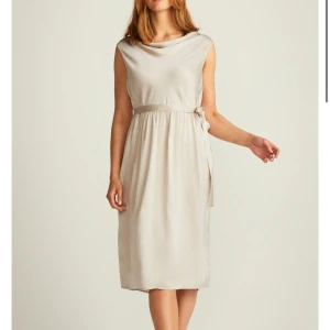 STOCKH LM Daria dress🤍 - Superfin satinklänning från Stockh lm🤍🤍 Köpt för 799kr🤍 Använd ett fåtal gånger🤍 Behöver dock strykas då den har blivit lite skrynklig längst ner, men det fixar jag innan jag postar🤍