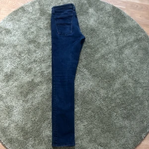 Nudie jeans  - Tja,säljer dessa näst intill helt oanvända nudie jenas|dvs att de ej har några defekter och är som nya|vid minsta fundering hör av dig|