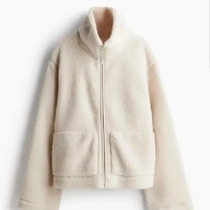 Skit snygg Teddyjacka från hm! - Jättefin Teddy jacka från hm i storlek S, har använt den men den är fortfarande i mycket bra skick💗 Inte min bilder på inlägget, fråga privat om egna bilder💕