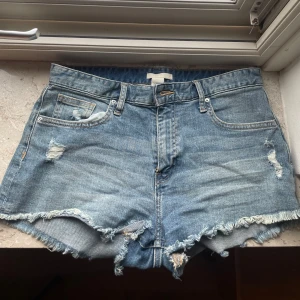 Jeansshorts  - Säljer ett par fina blåa jeansshorts från hm i storlek 36. De är i bra skick inte slitna. Ställ gärna frågor om du undrar något 💗