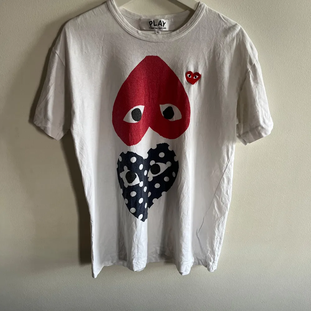 Comme des garcons t-shirt till salu | mycket bra skick nästan som ny | nypris ca 900 mitt pris 349 | storlek xl på taggen men sitter mycket mindre som en stor M eller lite mindre L | priset är diskuterbart💫. T-shirts.