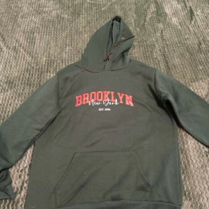 Y2k kofta - Uppgradera din garderob med denna trendiga Y2K-stil kofta! Med sin retrodesign och unika detaljer är den ett måste för modeälskare. Perfekt för att lägga till en touch av nostalgi och stil till din look. Helt ny och i perfekt skick!