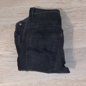 Nudie Jeans - Säljer ett par feta nudie jeans. De är 27 i midjan och 32 på längden. Byter ej