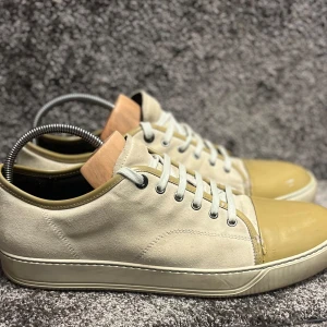 Lanvin Cap Toe - Lanvin skor, mockan är i väldigt fint skick, glansen är det som har mindre skador och nötningar. Bara att höra av er vid minsta fundering