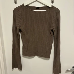Brun långärmad tröja  - Brun långärmad ribbad tröja 